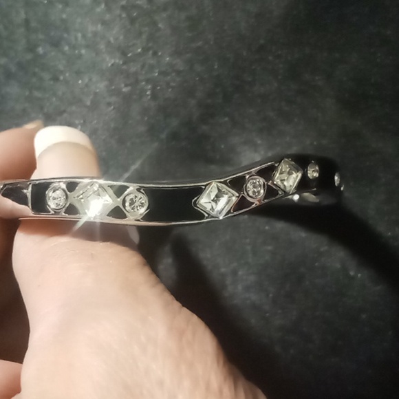 Montana silversmith hinged bracelet with a Magnetic clasp crystal & black . - Picture 1 of 9